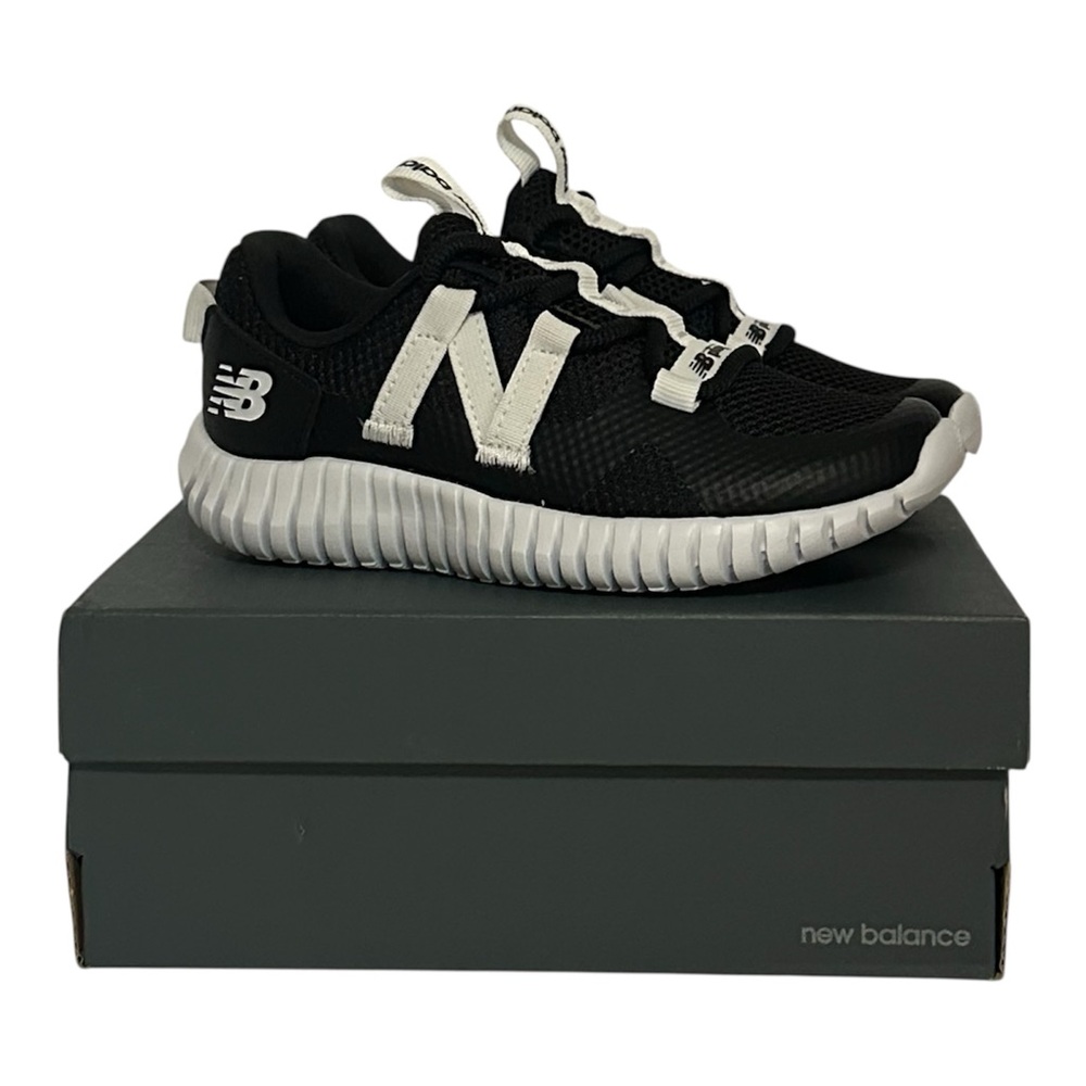 New Balance Playgruv v2 Bungee Kids Size 11 Black White Sneakers NEW w/ Box